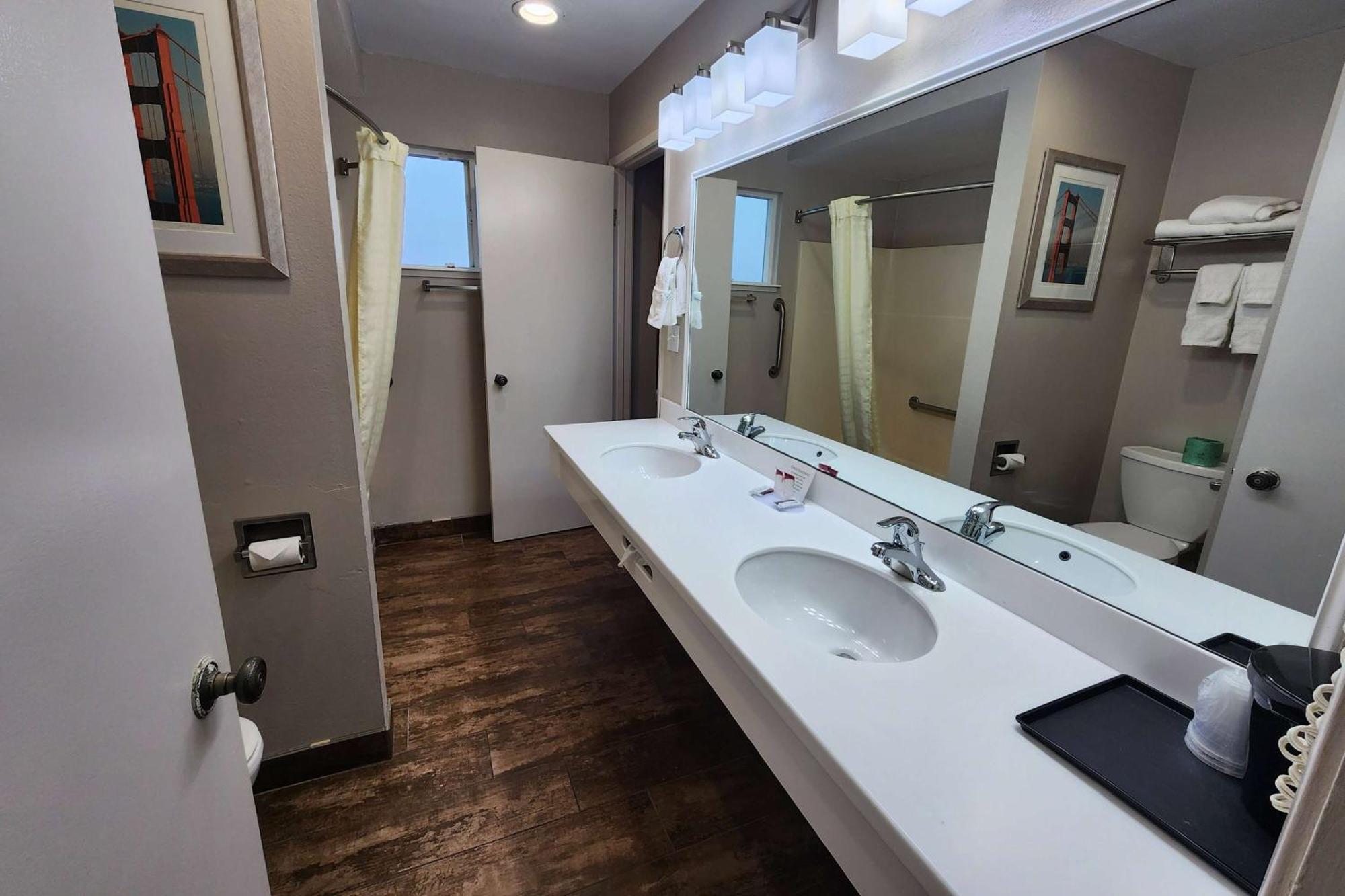 Ramada Bayside Inn & Suites Eureka Εξωτερικό φωτογραφία