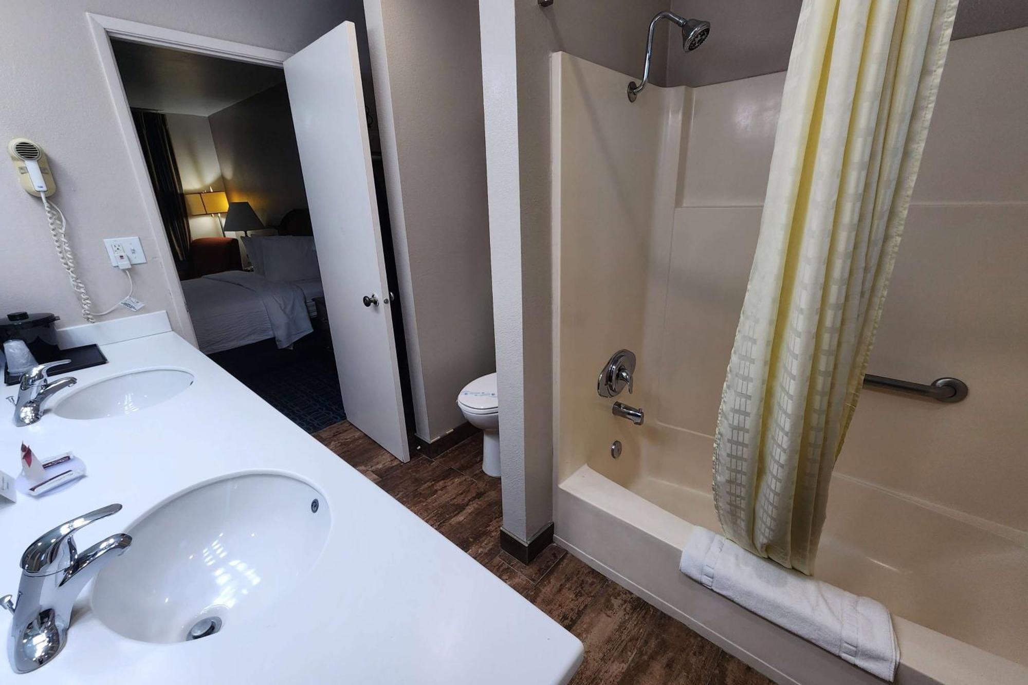 Ramada Bayside Inn & Suites Eureka Εξωτερικό φωτογραφία