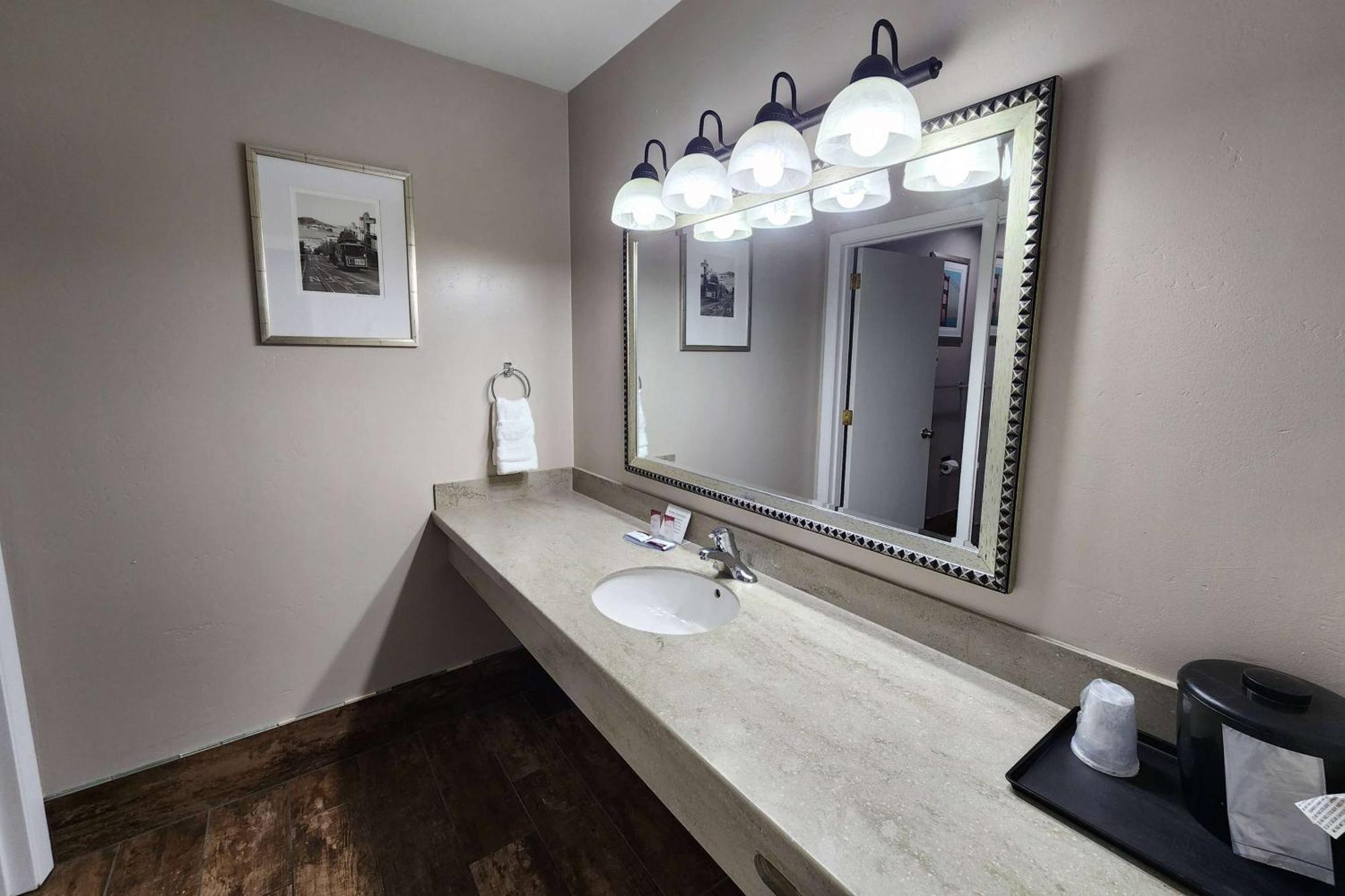 Ramada Bayside Inn & Suites Eureka Εξωτερικό φωτογραφία